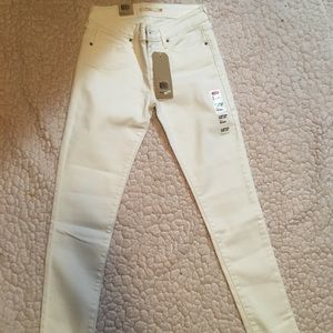 White Levi’s jeans